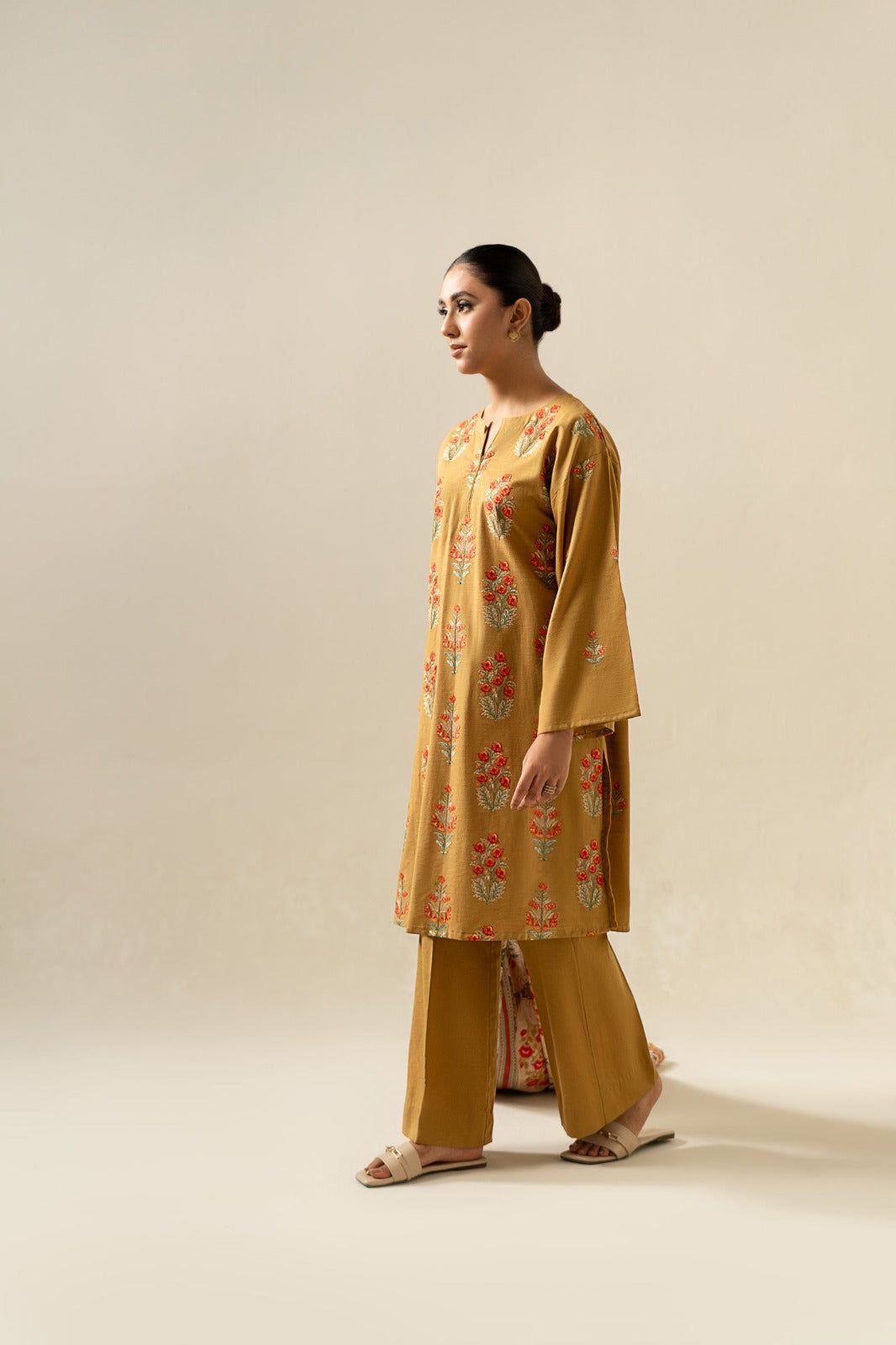 PARTY SUIT WORN BY NEELUM MUNIR
Unstitch Replica

FABRIC
Shirt: ORGANZA
Dupatta: NET
Trouser: MALAI