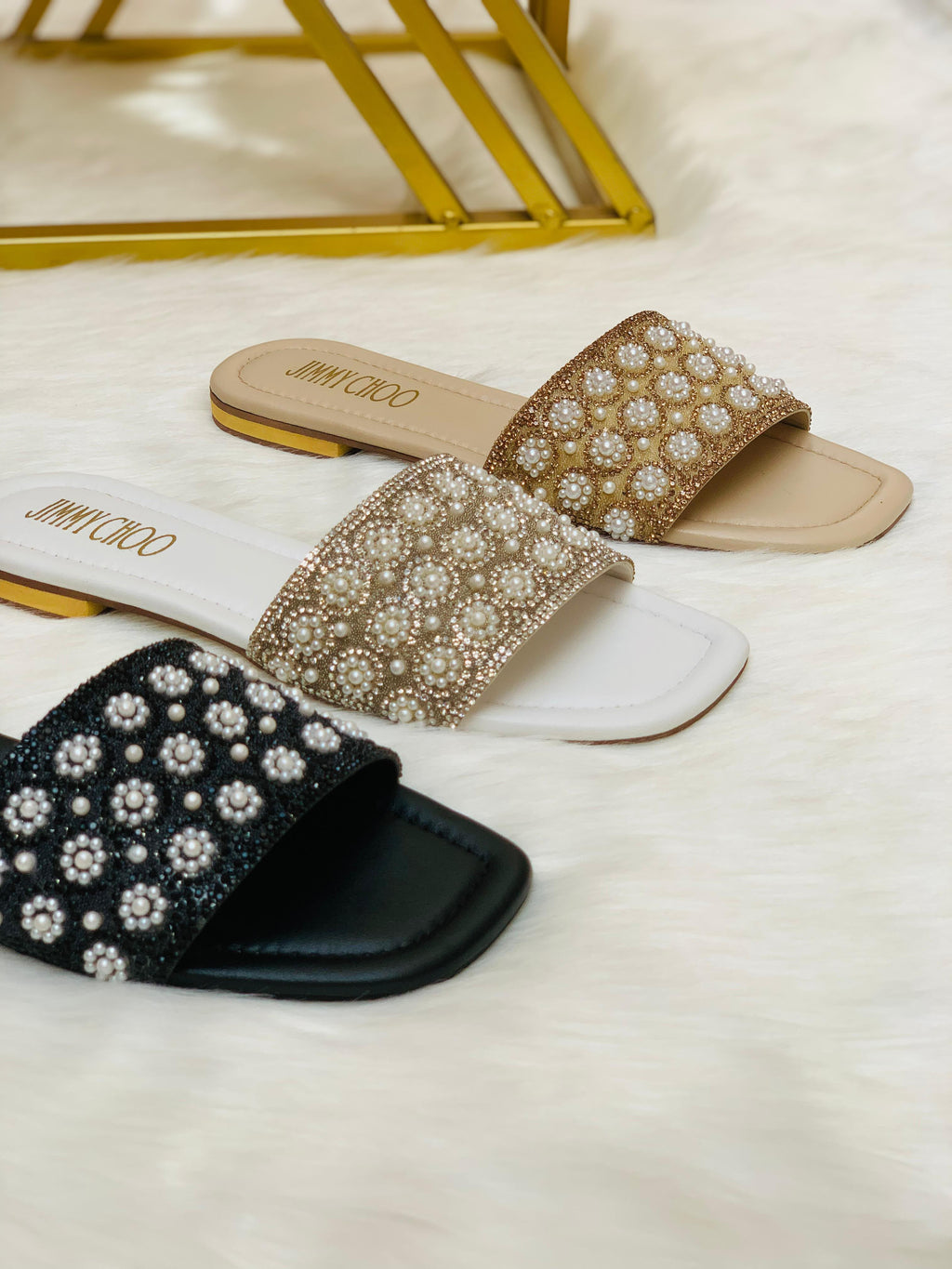 _*New Arrival*_

_*Jimmy Choo Pearl Flat Slipper*_

Size :- 36 To 41
Colour :- Black Fawn & White
With Brand Box 📦