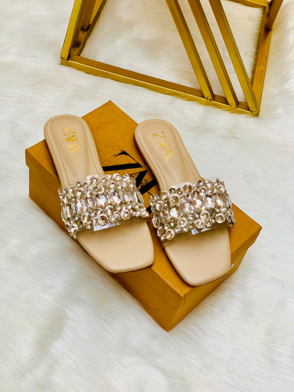 _*New Arrival*_

_*Zara Rhinestone Embellished Stone Flat Slipper*_

Size :- 36 To 41
Colour :- Black, Fawn, T-Pink
With Brand Box 📦