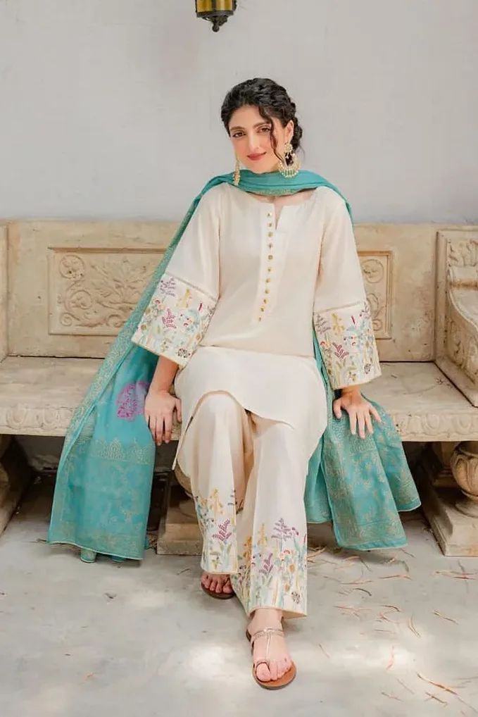 PARTY SUIT WORN BY NEELUM MUNIR
Unstitch Replica

FABRIC
Shirt: ORGANZA
Dupatta: NET
Trouser: MALAI