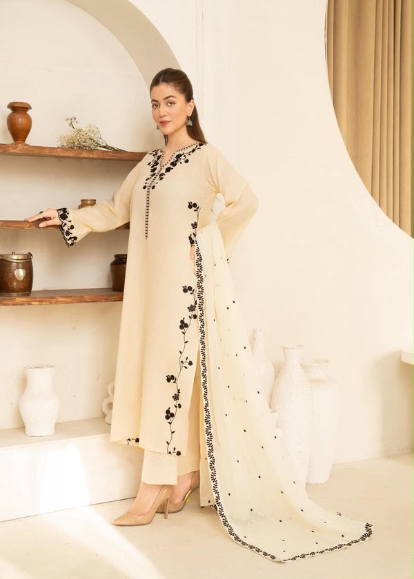 PARTY SUIT WORN BY NEELUM MUNIR
Unstitch Replica

FABRIC
Shirt: ORGANZA
Dupatta: NET
Trouser: MALAI