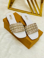 _*New Arrival*_

_*Jimmy Choo Pearl Flat Slipper*_

Size :- 36 To 41
Colour :- Black Fawn & White
With Brand Box 📦
