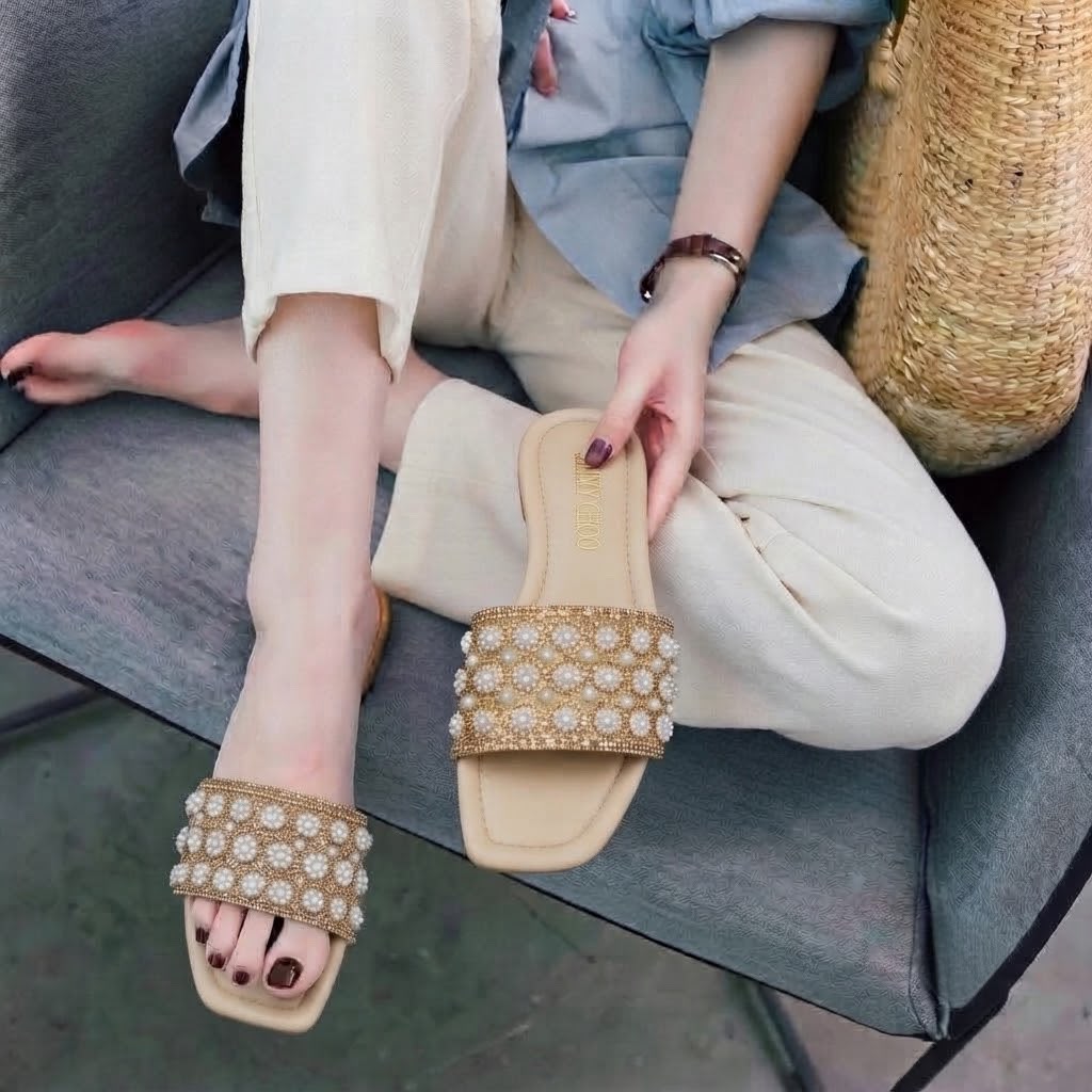 _*New Arrival*_

_*Jimmy Choo Pearl Flat Slipper*_

Size :- 36 To 41
Colour :- Black Fawn & White
With Brand Box 📦