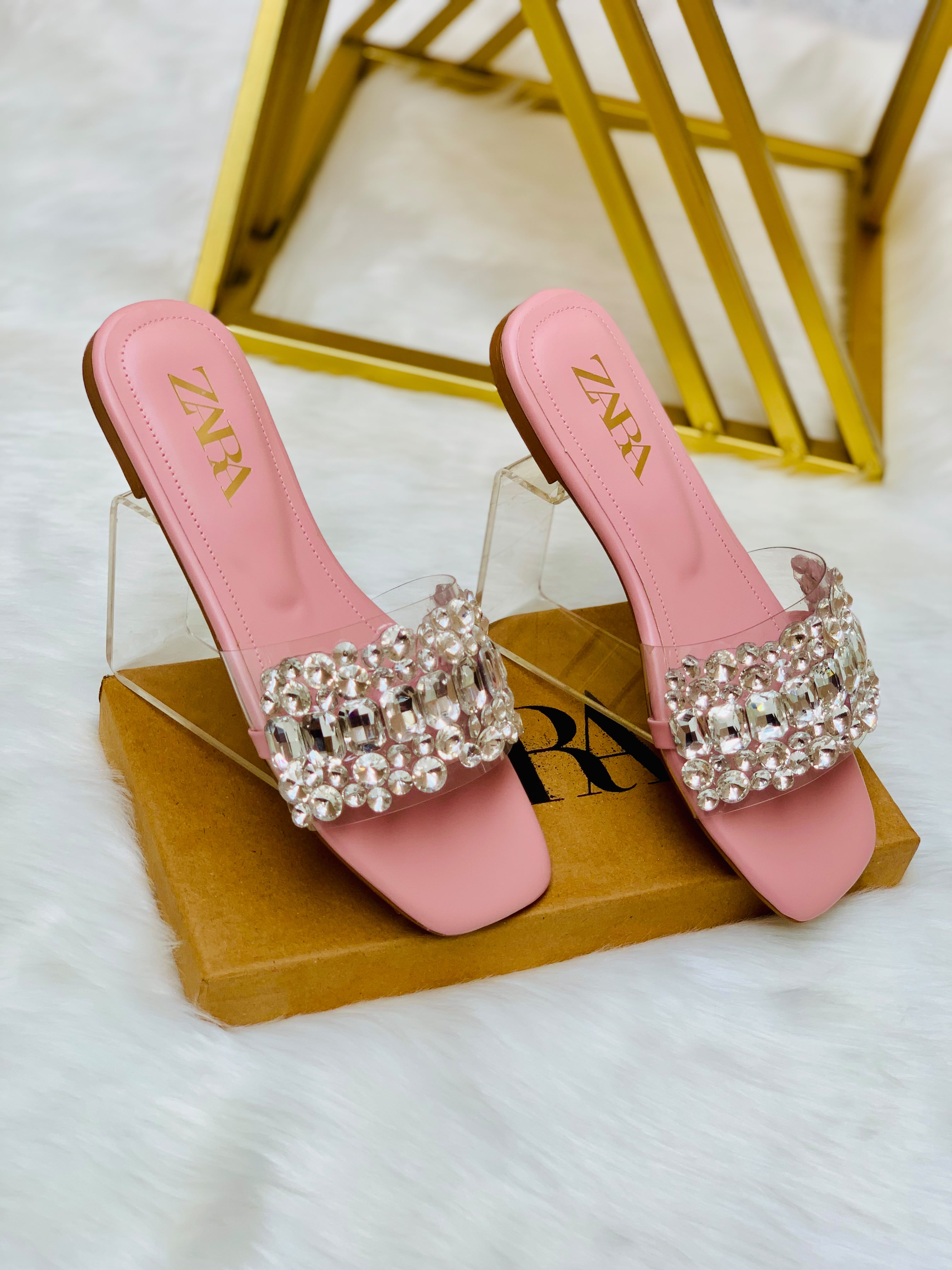 _*New Arrival*_

_*Zara Rhinestone Embellished Stone Flat Slipper*_

Size :- 36 To 41
Colour :- Black, Fawn, T-Pink
With Brand Box 📦