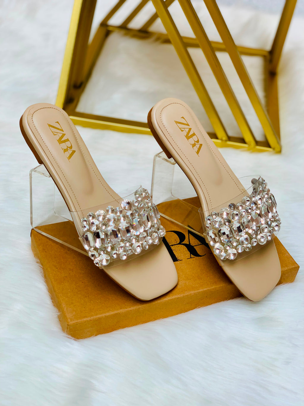 _*New Arrival*_

_*Zara Rhinestone Embellished Stone Flat Slipper*_

Size :- 36 To 41
Colour :- Black, Fawn, T-Pink
With Brand Box 📦