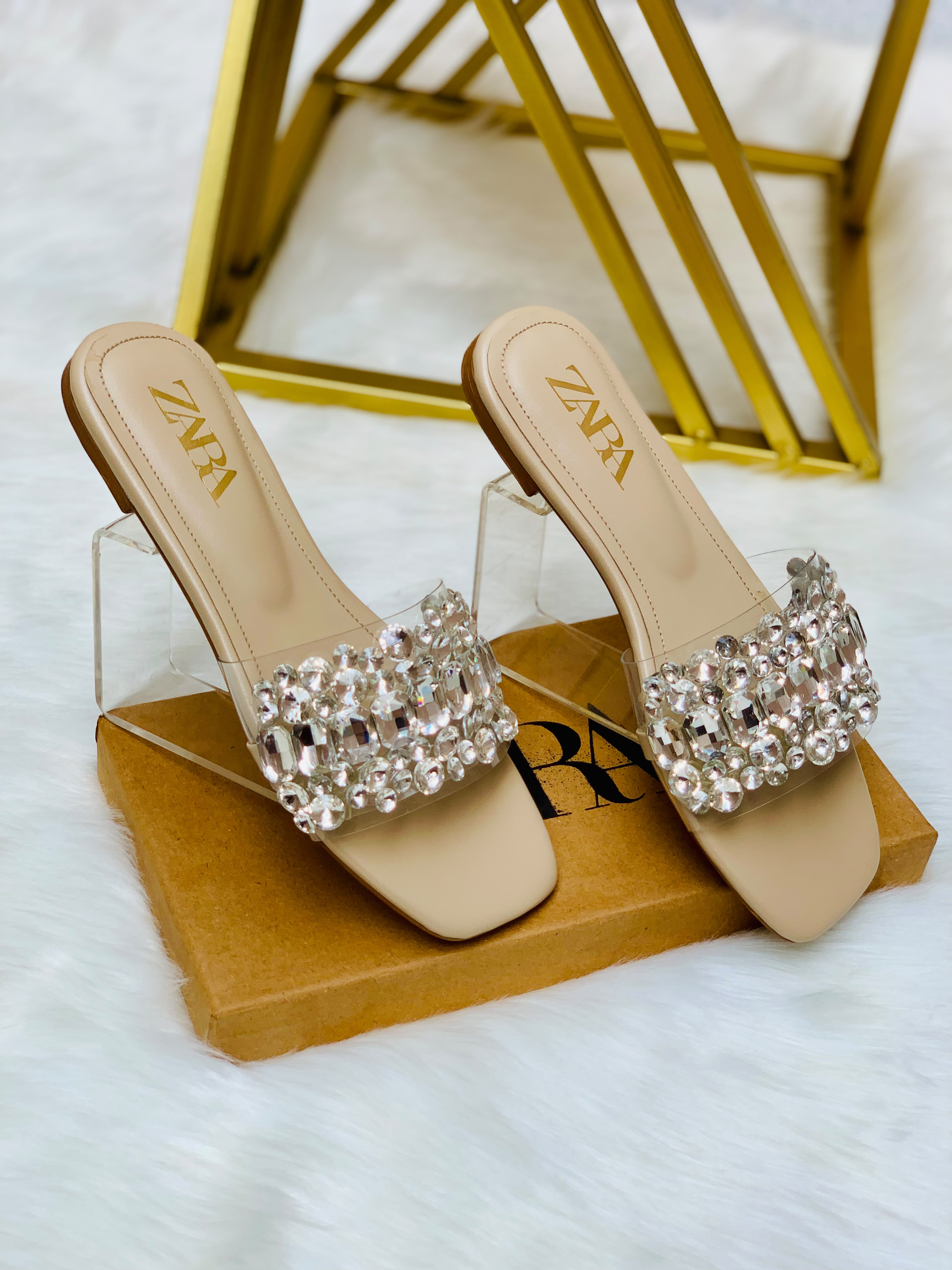 _*New Arrival*_

_*Zara Rhinestone Embellished Stone Flat Slipper*_

Size :- 36 To 41
Colour :- Black, Fawn, T-Pink
With Brand Box 📦