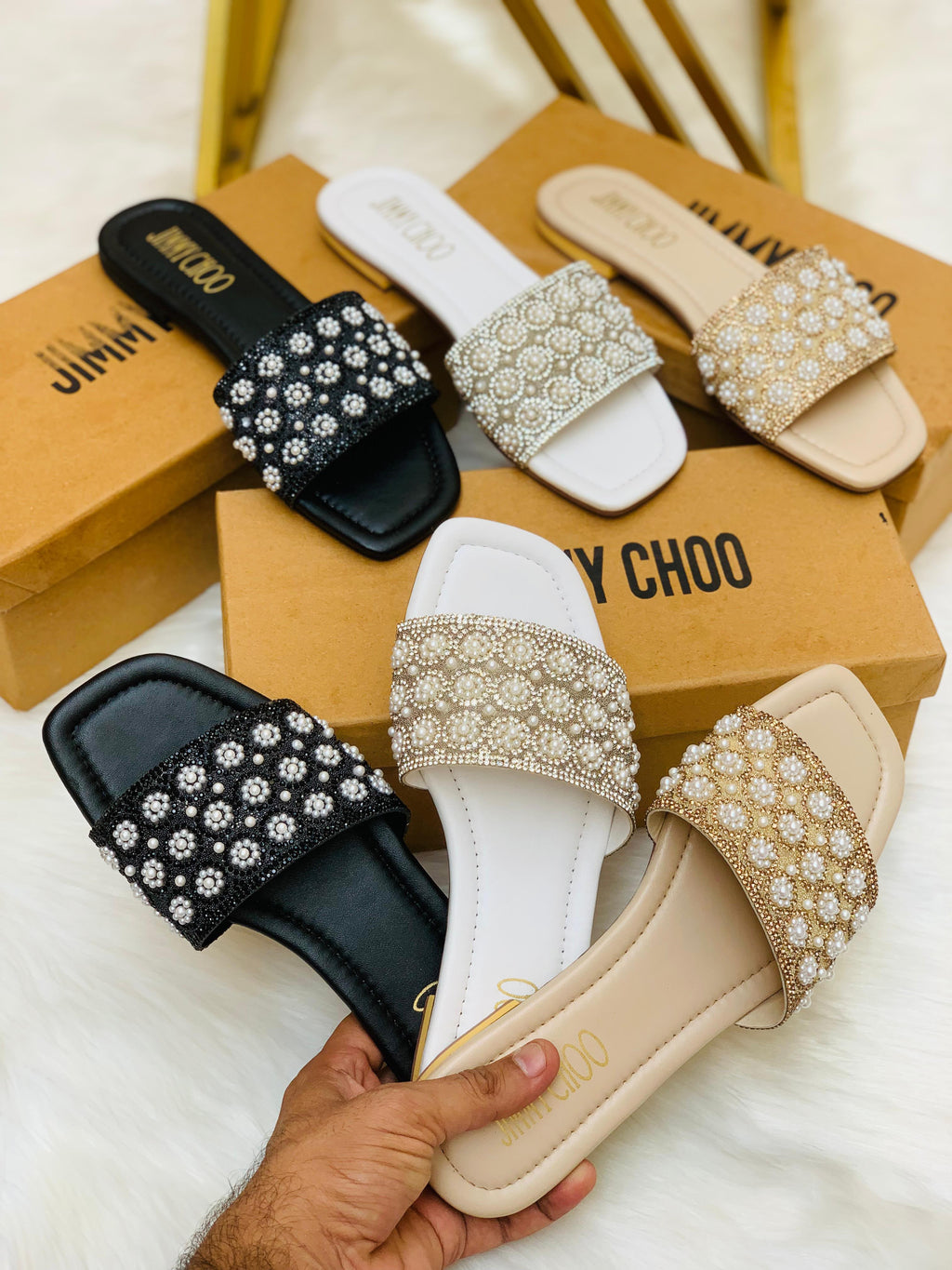 _*New Arrival*_

_*Jimmy Choo Pearl Flat Slipper*_

Size :- 36 To 41
Colour :- Black Fawn & White
With Brand Box 📦