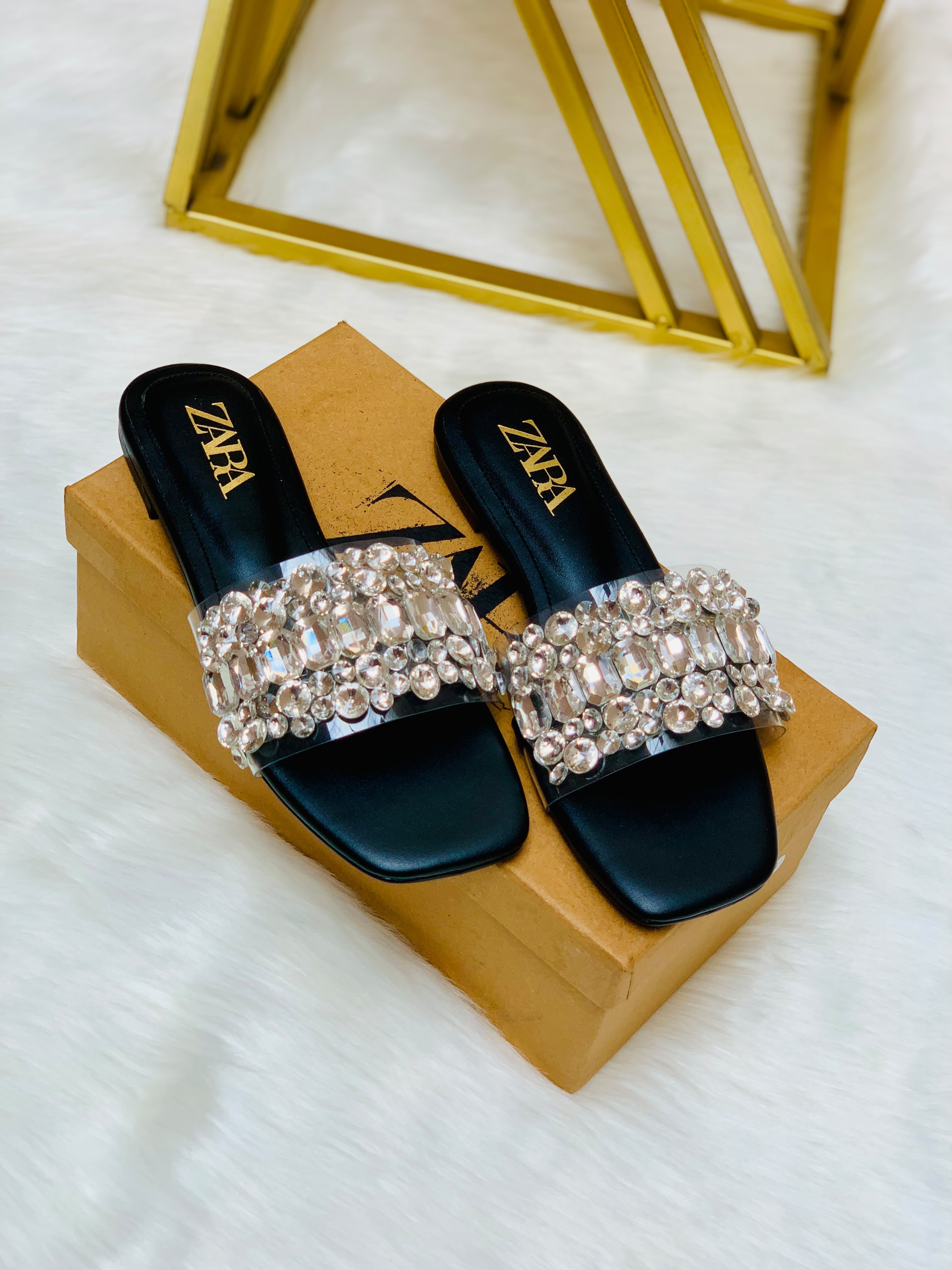 _*New Arrival*_

_*Zara Rhinestone Embellished Stone Flat Slipper*_

Size :- 36 To 41
Colour :- Black, Fawn, T-Pink
With Brand Box 📦