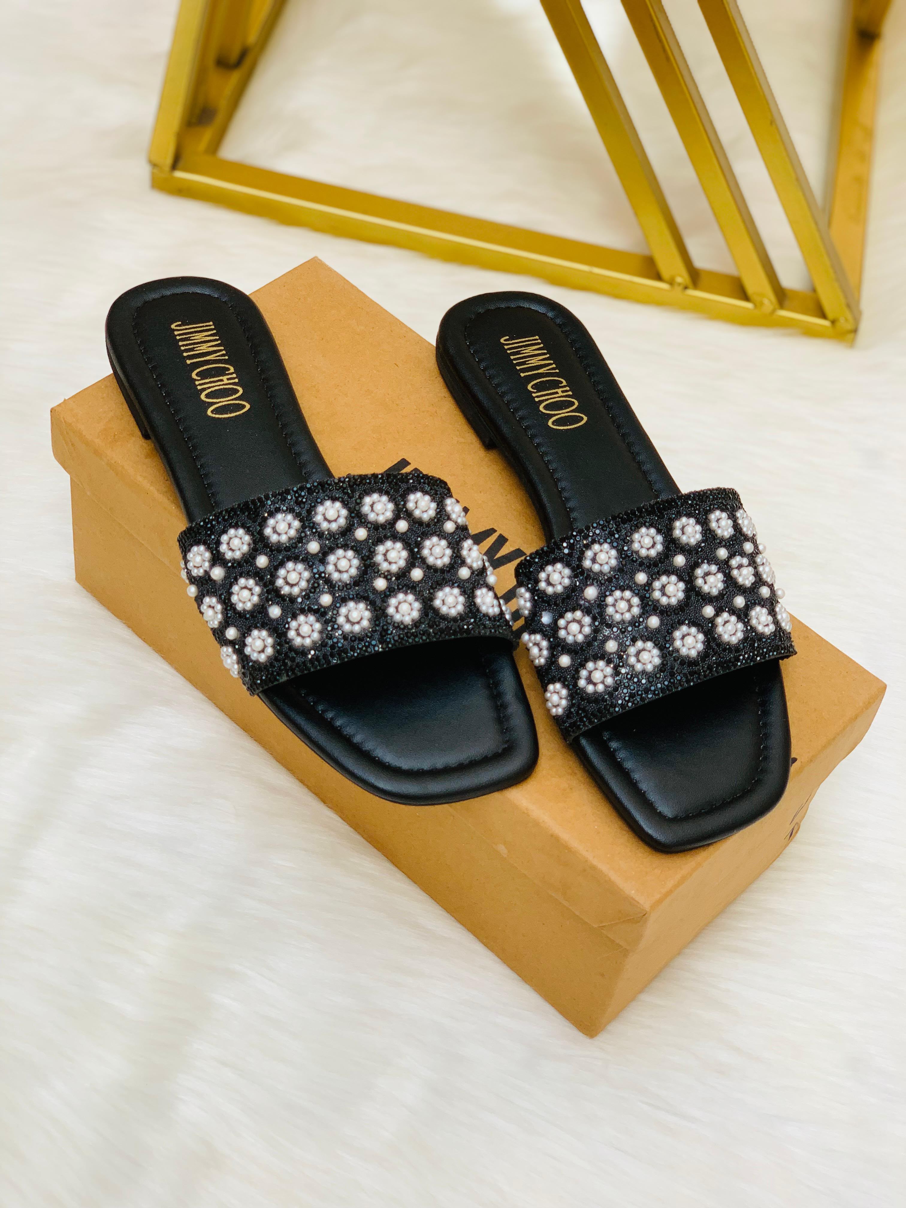 _*New Arrival*_

_*Jimmy Choo Pearl Flat Slipper*_

Size :- 36 To 41
Colour :- Black Fawn & White
With Brand Box 📦