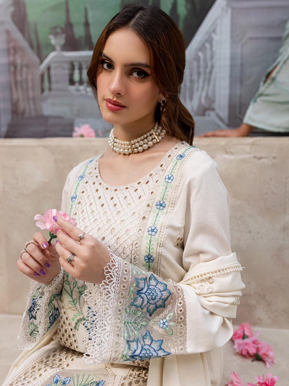 Brand :*MAHNUR Luxcury Cotton Lawn*

FABRIC
Lawn Cotton With Chiffion  EMBRODIRY DUPPTTAA